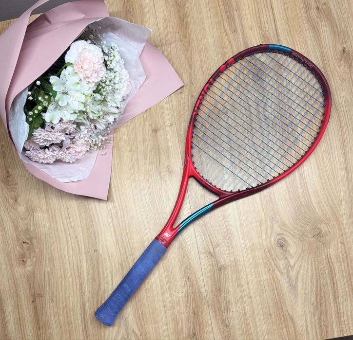 Yonex VCORE 95 Tango Red – rakieta tenisowa L2