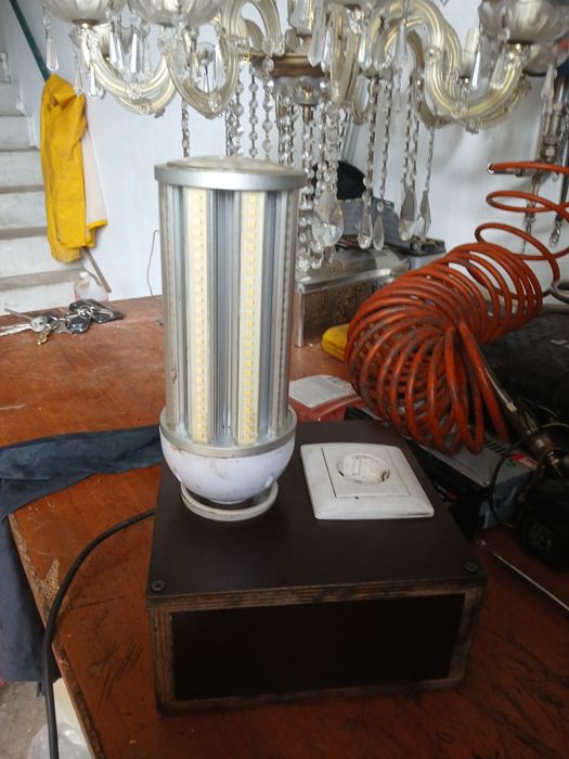 Caixa com luz eléctrica e mais tomada eléctrica