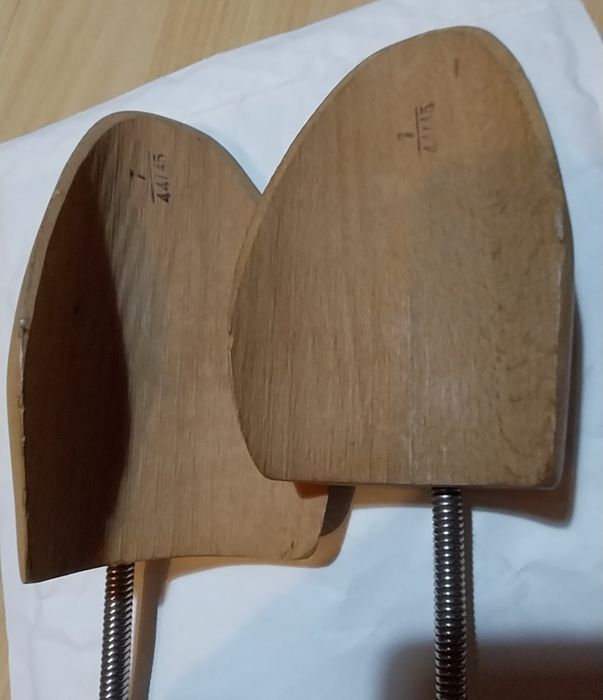 Par de formas antigas para sapatos de homem