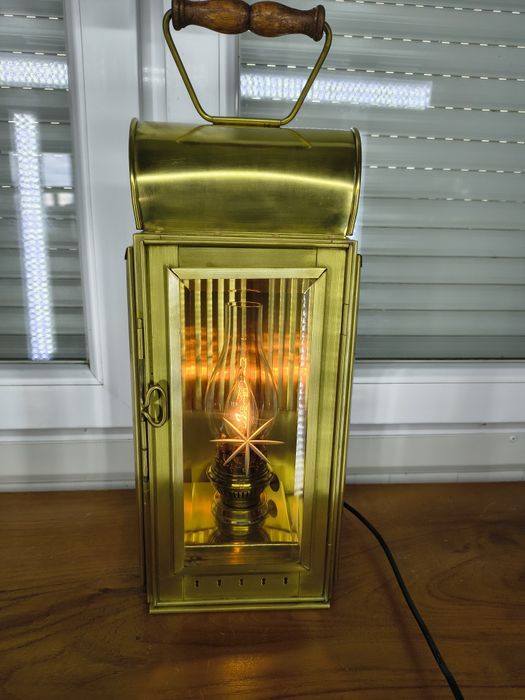 Stara mosiężna lampa naftowa / latarnia przerobiona na elektryczną