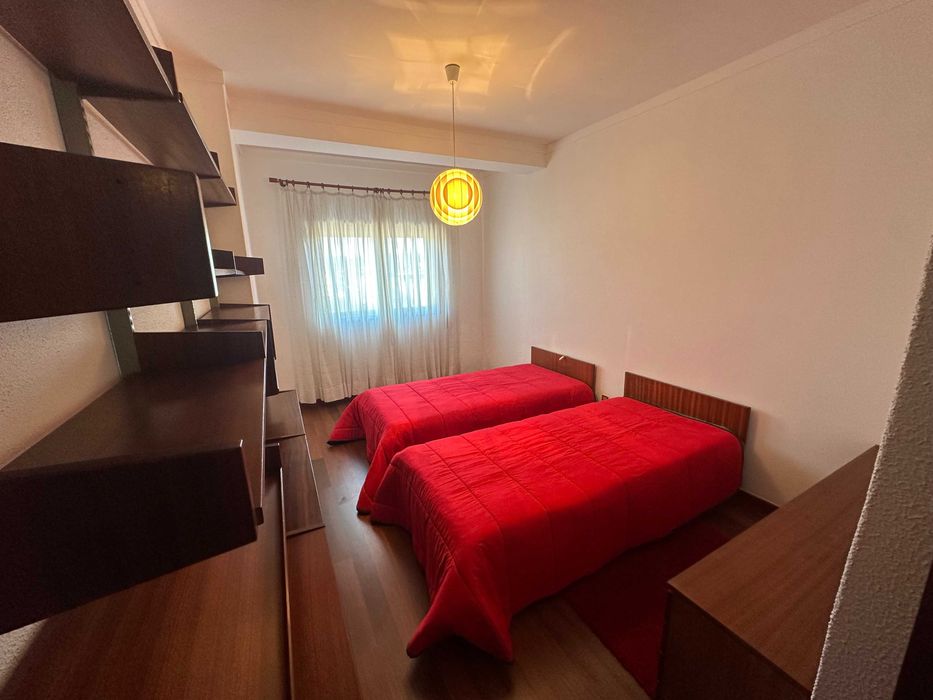Quarto em T4 mobilado — Centro (junto à Escola de Saúde / CVP)
