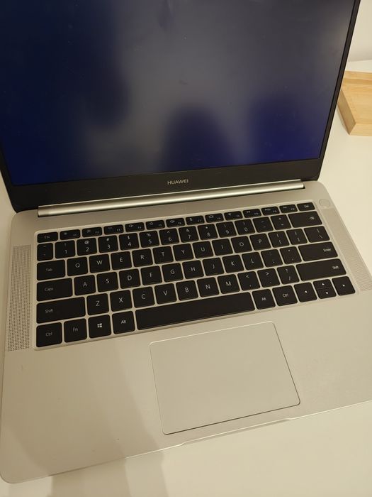 Matebook D Ryzen 5 2500u SSD 256 GB 8 GB ram  aluminiowa obudowa Win 10