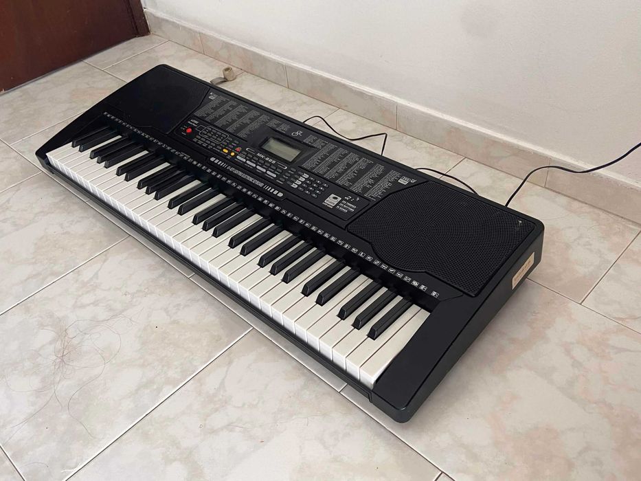 Teclado Musical - 61-KEY Lighting electrionic keyboard MK-825 - Ótimo Estado