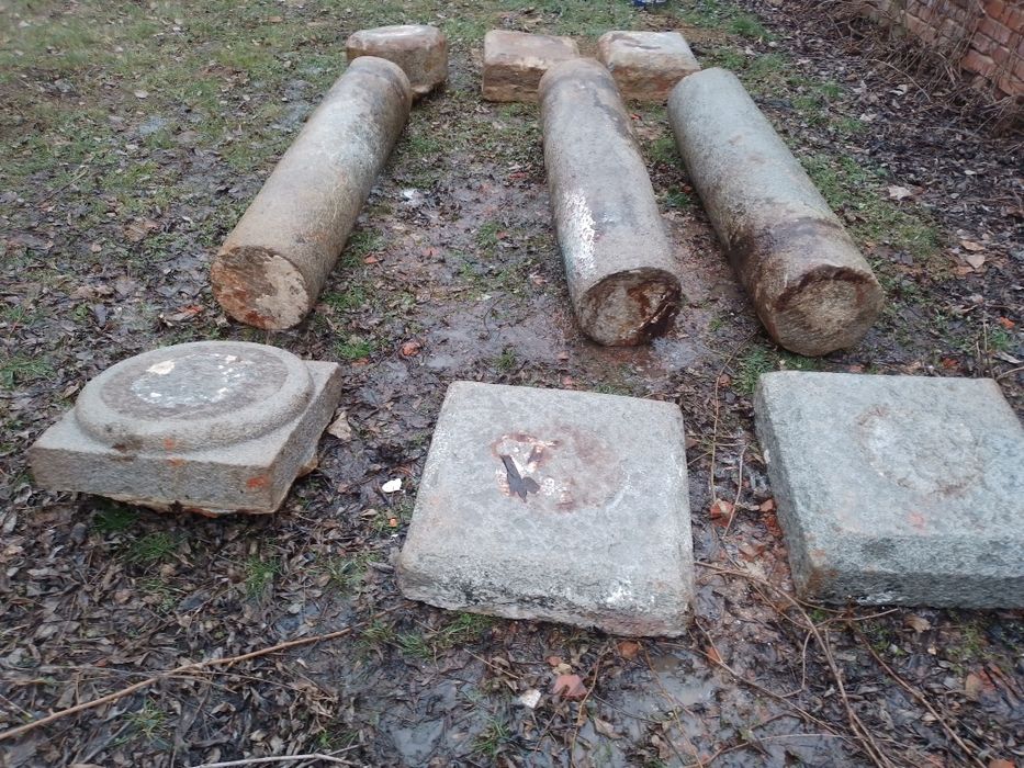 Trzy Słupy z granitu