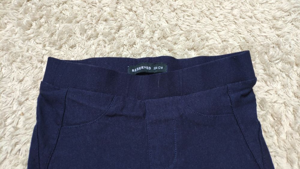 Dwie pary spodni 104 dżinsy legginsy