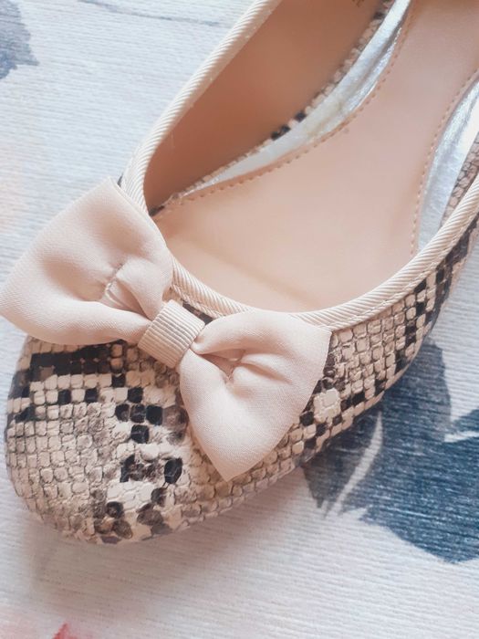 Sabrinas bege padrão cobra Seaside