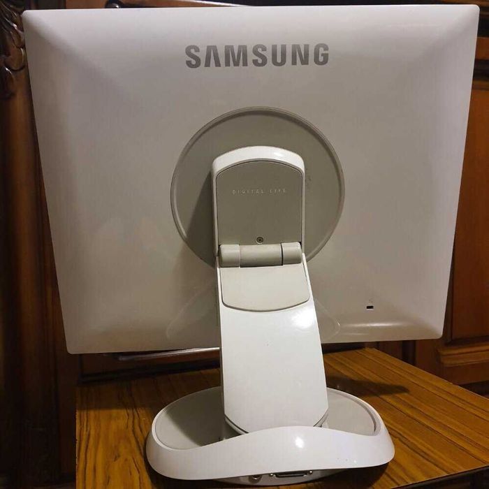 Робочий монітор Samsung SyncMaster 960 BF 19"