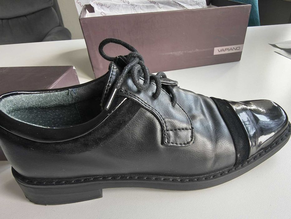 Czarne skórzane buty Vapiano