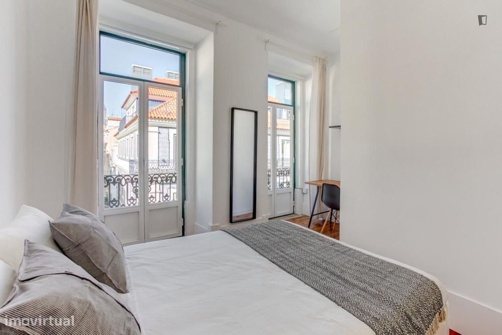 Quarto - localizado em Santos Lisbon