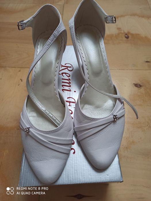Buty białe ślubne