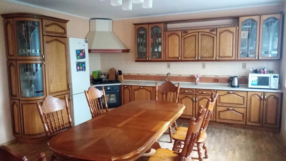 Продам просторий двоповерховий будинок. Бережинка.