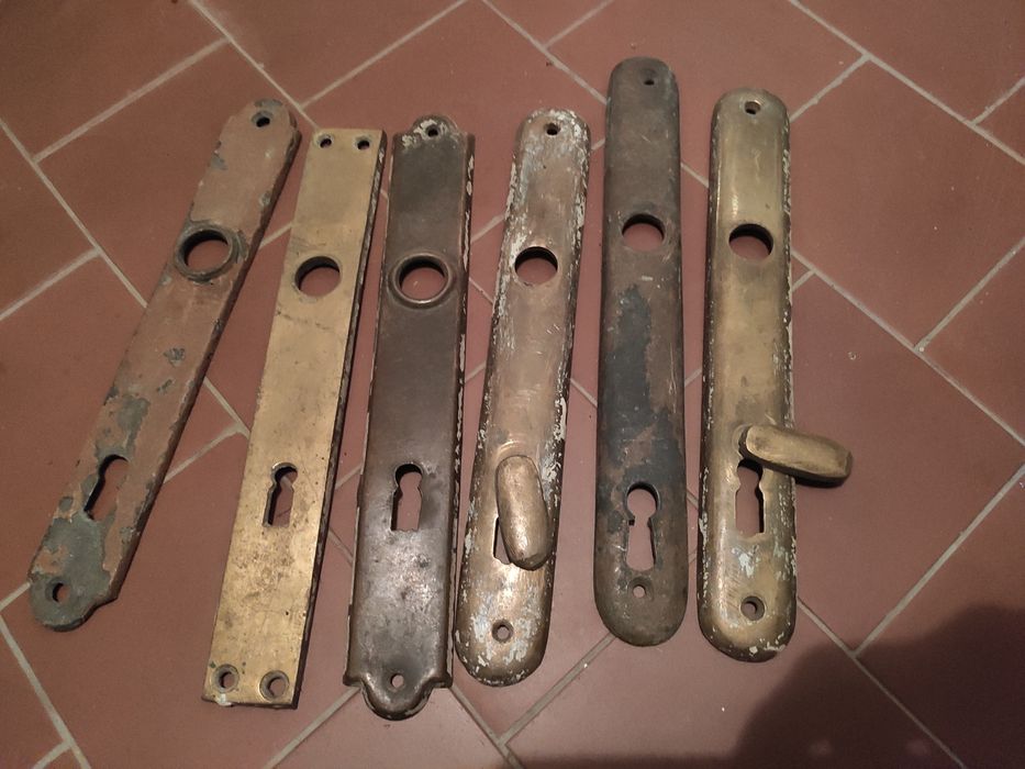 Szyldy 6 starych mosiężnych elementów drzwi - PRL lub starsze
