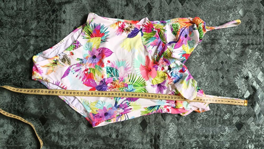 Гарний купальник в новому стані