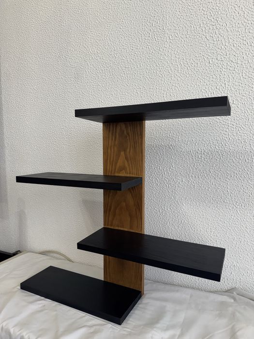 Prateleira de madeira artesanal com design moderno