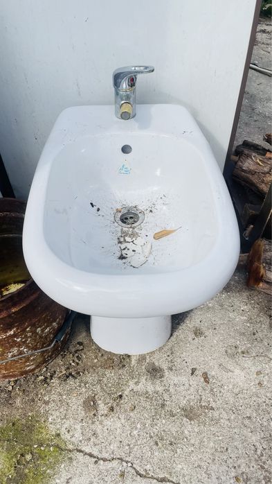 bidé e lavatorio de wc casa de banho com torneira