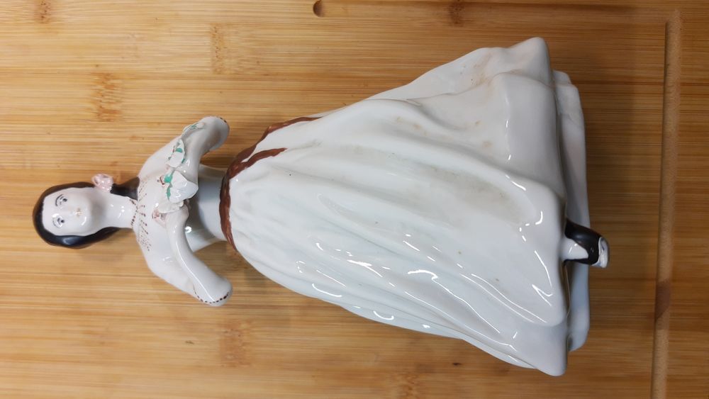 Figurka porcelanowa.