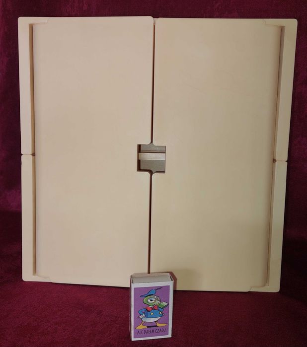 Пластикова навісна шафка / аптечка