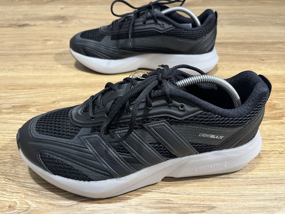 кросівки adidas Lightblaze Glow Нові.Оригінал  Розмір 46(29,5 см.) Ціна 2490 грн.