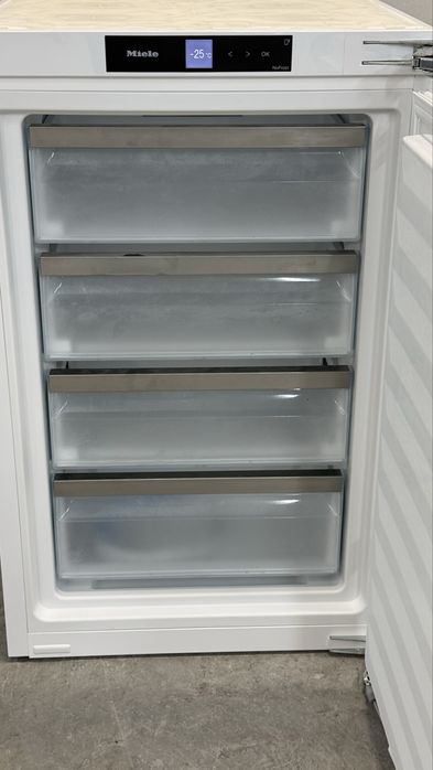 Вбудована марозильна шафа FNS7140. 2024 рік