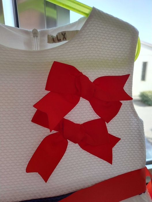 Vestido branco com risca azul marinho.