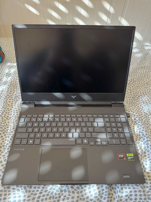 HP Victus - AMD Ryzen 5 240 / Nvidia RTX 5050 8GB / 24GB DDR5 / 1TB SSD / 15.6" IPS FHD 144Hz