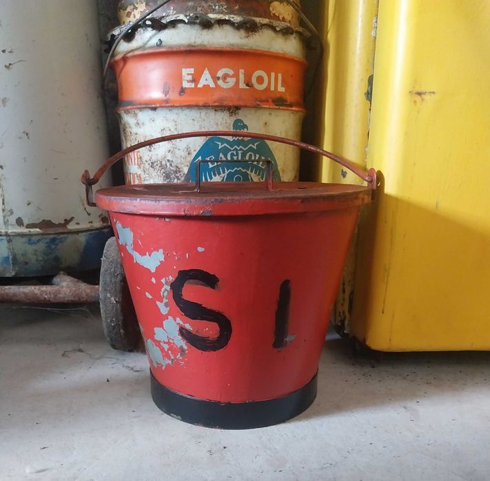 Balde SI de Posto de abastecimento antigo