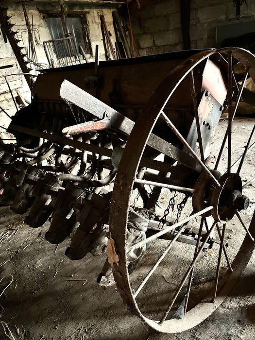Siewnik konny na żelaznych kołach