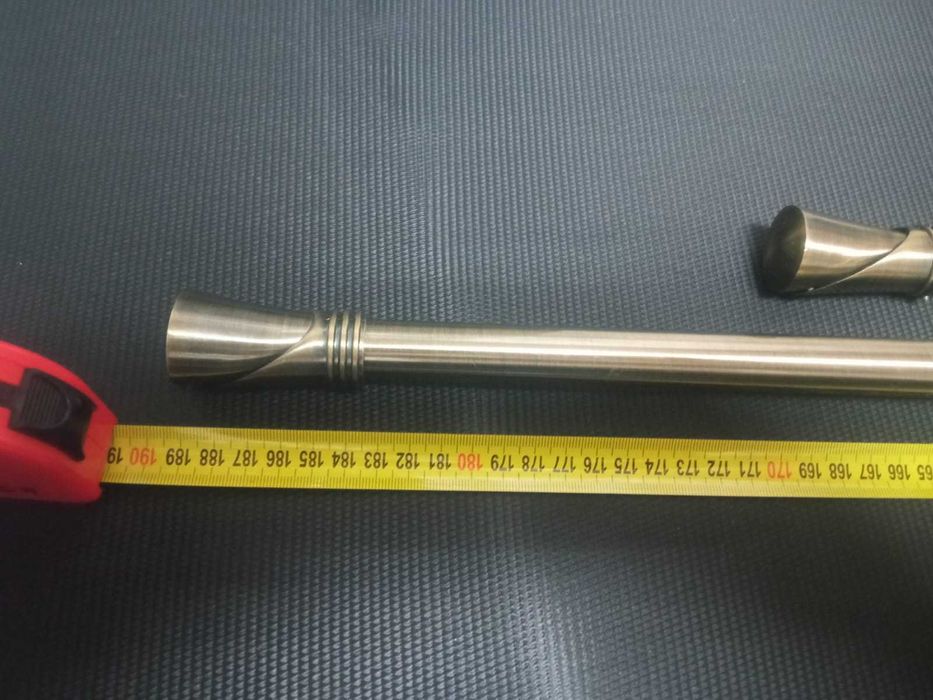 Złote karnisze metalowe oraz żabki