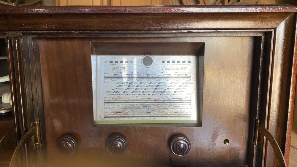 Rádio gira discos SONORA EXCELLENCE 601 móvel (1960, restaurado)