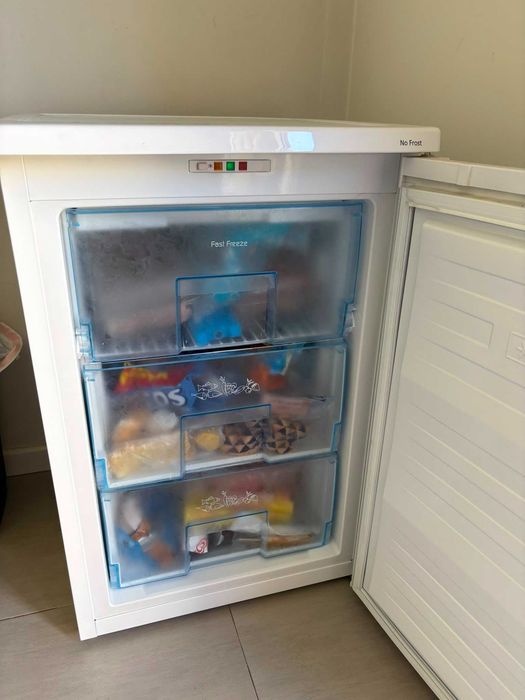 Arca congeladora No Frost vertical Beko FNE1072 84cm 75 litros