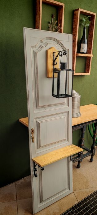 Porta antiga decorativa com candeeiro