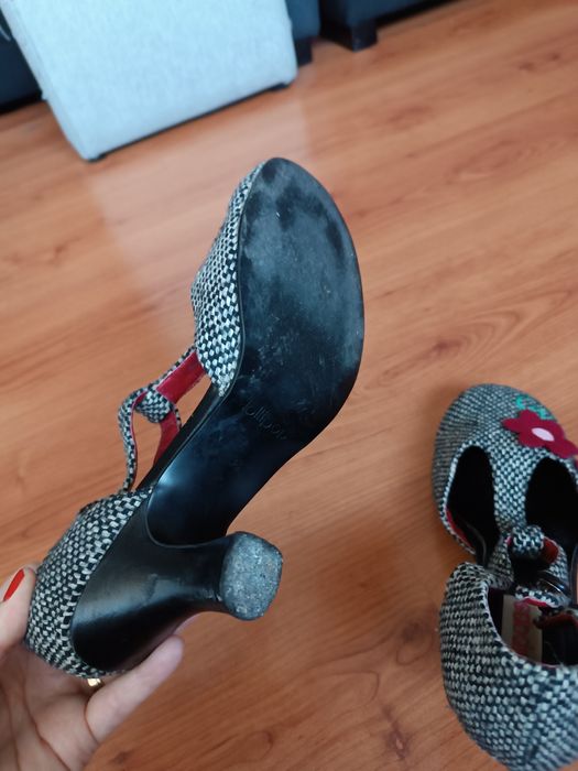 Sapatos altos de tecido com flor