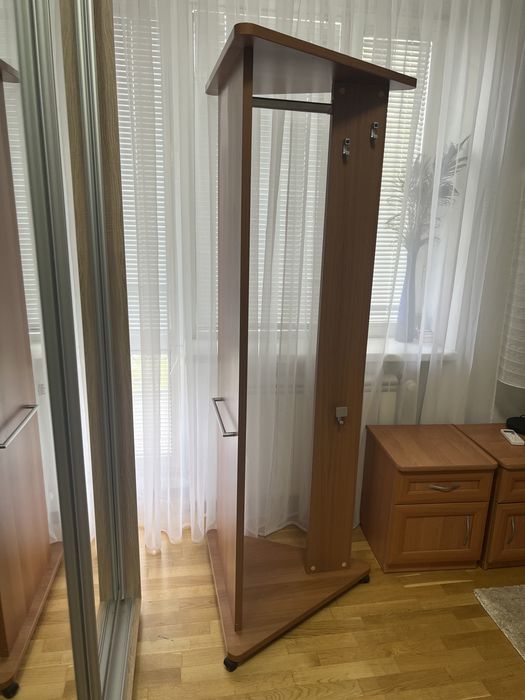 Вешалка на колесиках