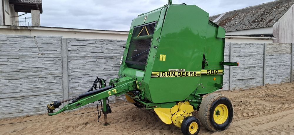 Prasa rolująca John Deere 580 szeroki podbieracz.