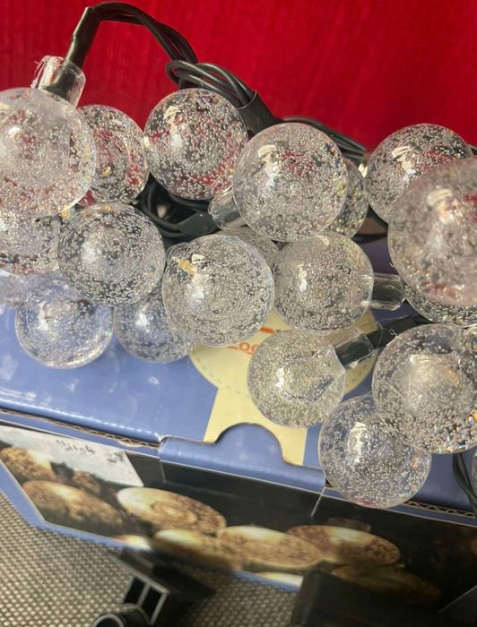 Сонячна вулична гірлянда з кульками.