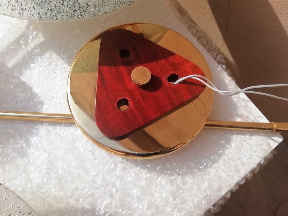 Candeeiro de sala em metal dourado e madeira