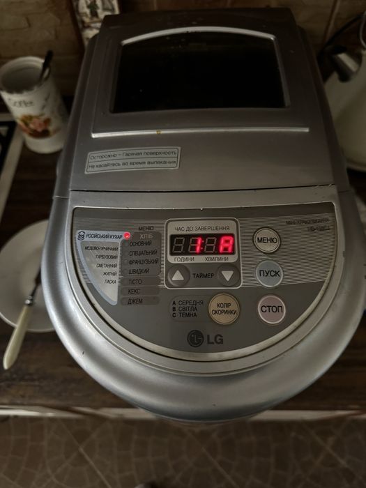 Хлібопічка LG з поваром