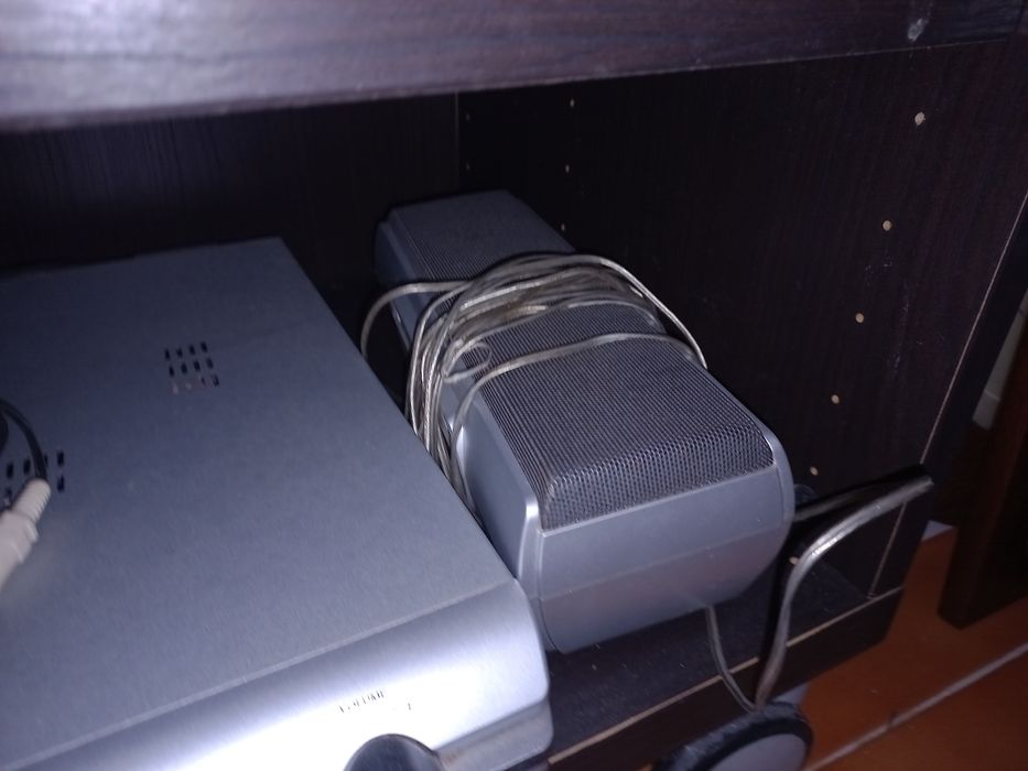 Leitor dvd com 4 colunas altas, 1 pequena e 1 média