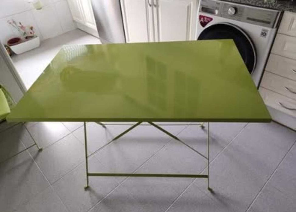 Mesa de jardim e cadeiras