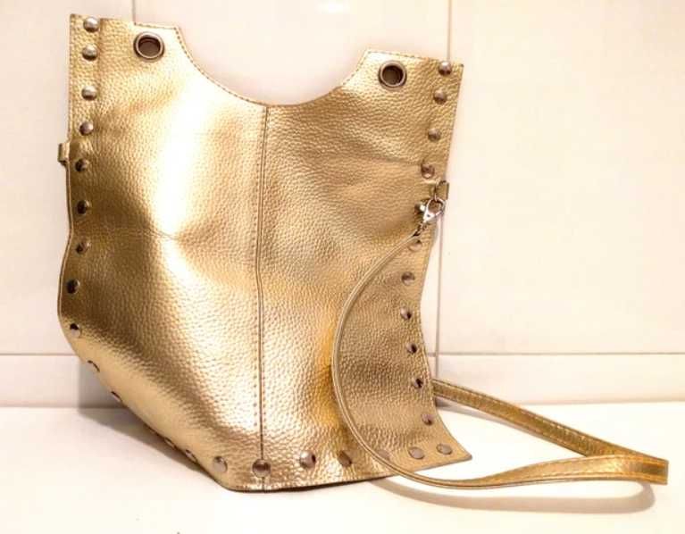 Bolsa de ombro dourada com pregas metálicas