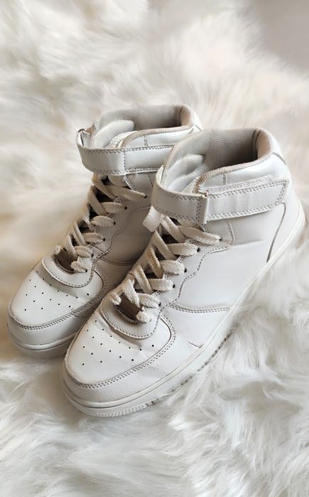 Białe wysokie buty