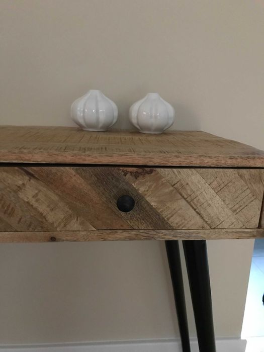 Konsola w stylu industrialnym