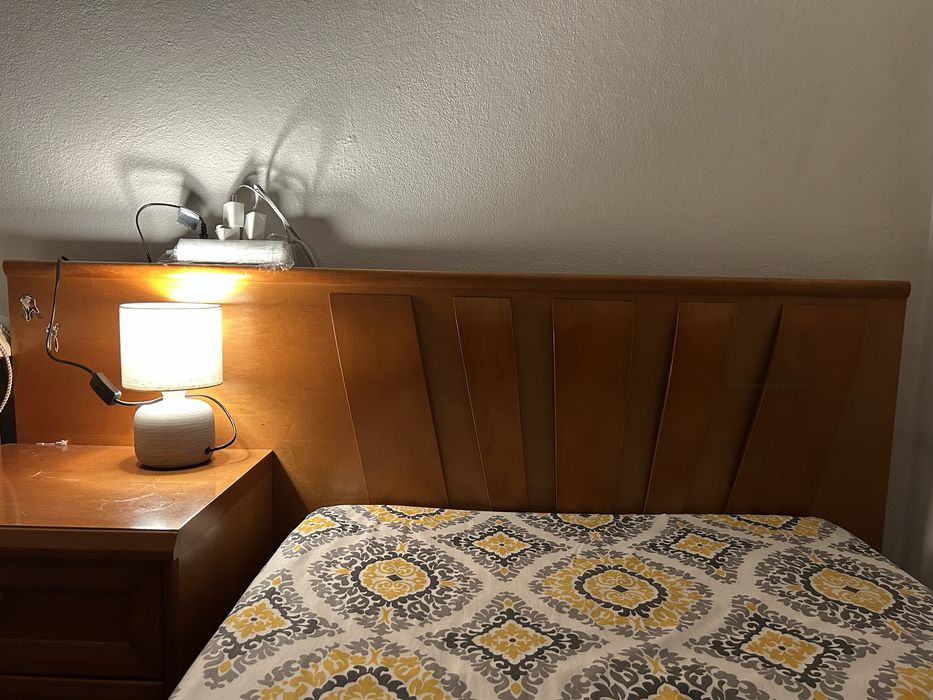 Cama de Solteiro + Colchão + Mesa de Cabeceira