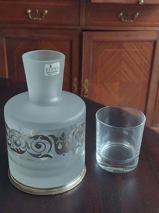 Conjunto Egizia: garrafa e copo de água