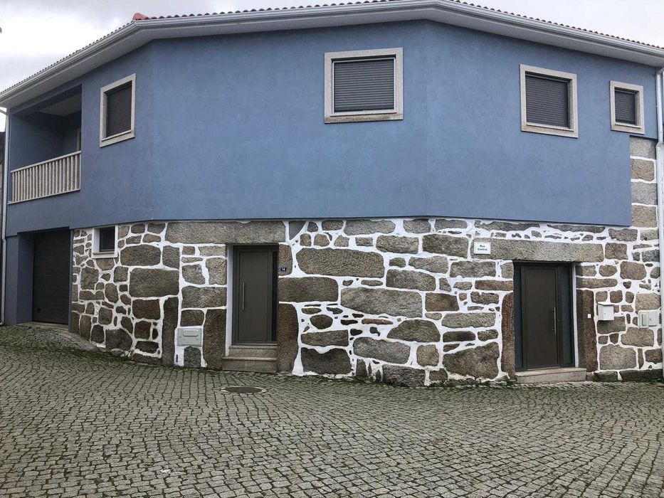 Arrenda-se Vivenda constituída por RC e 1º Andar garagem