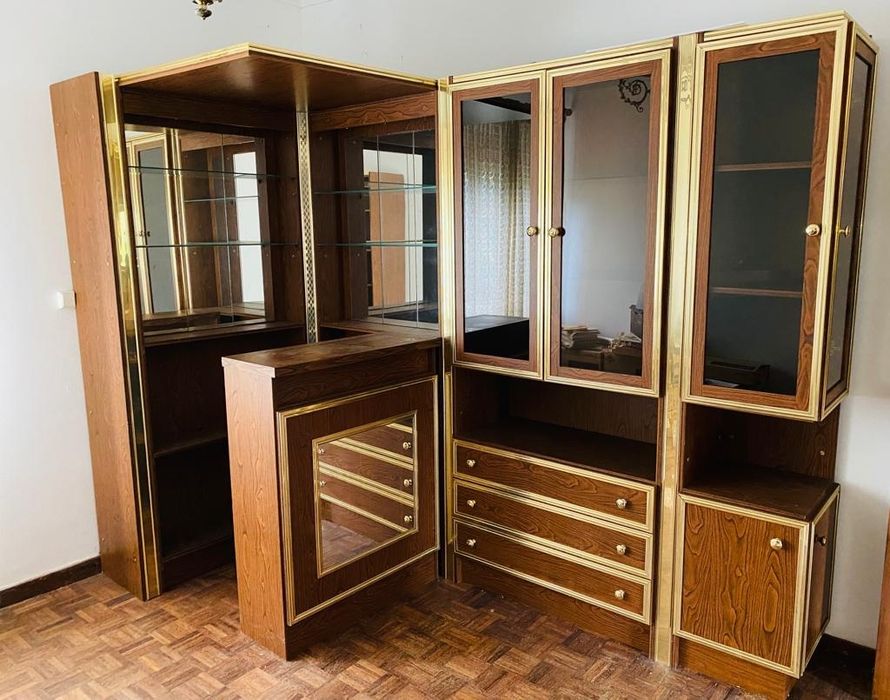 Conjunto de móveis clássicos