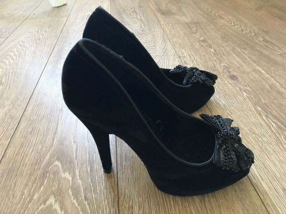 Czarne szpilki z kokardą Stradivarius