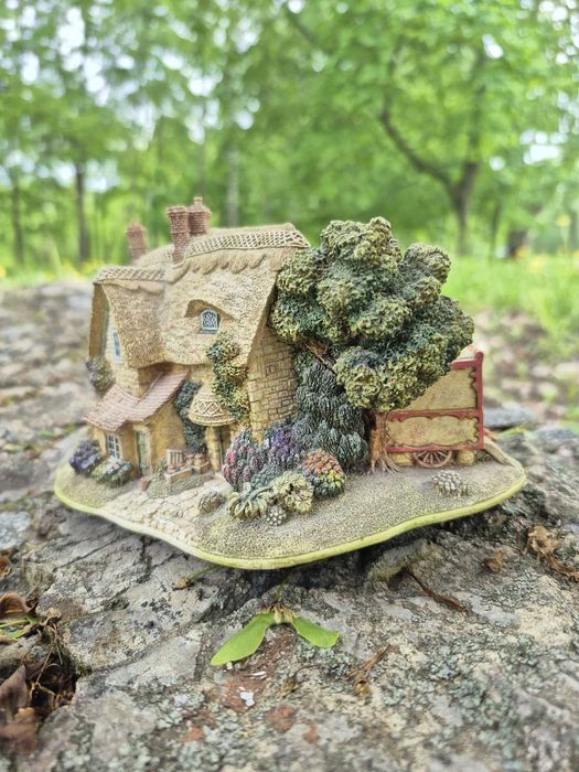 Колекційний будиночок котедж Lilliput Lane Sweets & Treats