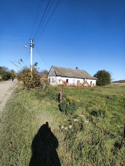 Понад 40 соток землі зі старим будинком в мальовничому селі.