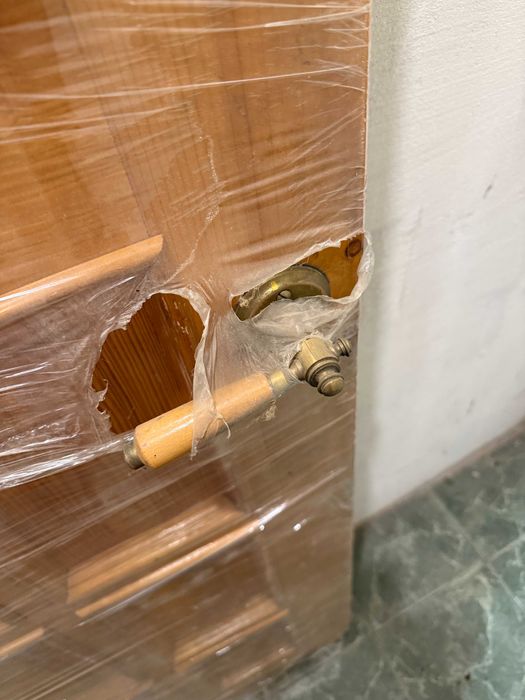 Дерев'яні двері з ручкою і петлями